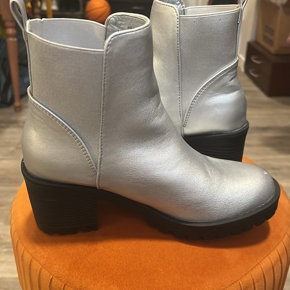 Mod Cloth Silver Heeled Ankle Boots - Picture 7 of 11